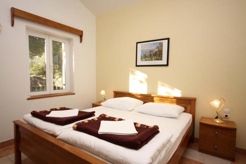 One-Bedroom Apartment with Terrace and Sea View image 3
