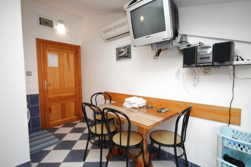 One-Bedroom Apartment with Balcony and Sea View image 3