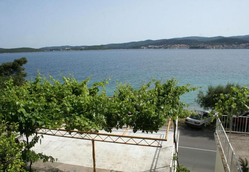 One-Bedroom Apartment with Terrace and Sea View image 1