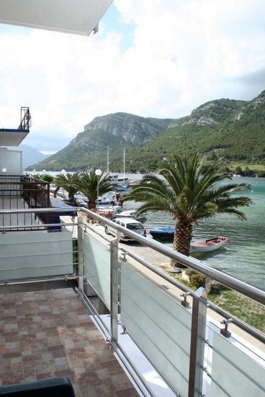 One-Bedroom Apartment with Balcony and Sea View image 3