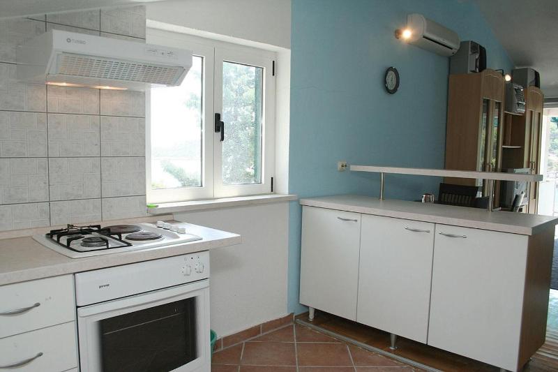 Three-Bedroom Apartment with Terrace and Sea View image 2