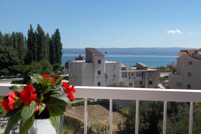 One-Bedroom Apartment with Balcony and Sea View image 3