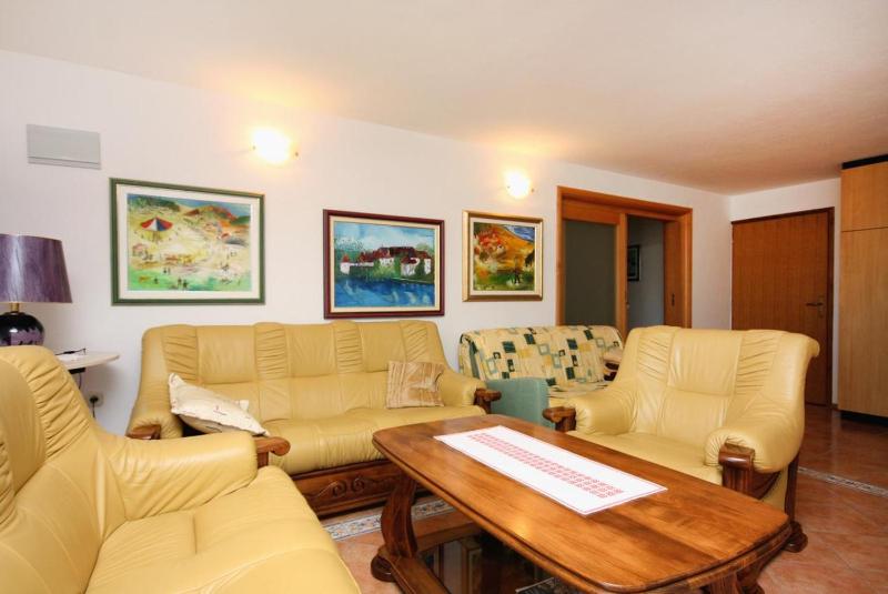 One-Bedroom Apartment with Terrace and Sea View image 3