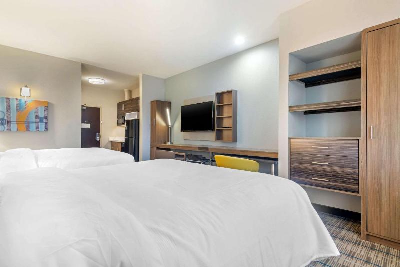 Queen Room with Two Queen Beds - Non-Smoking image 3