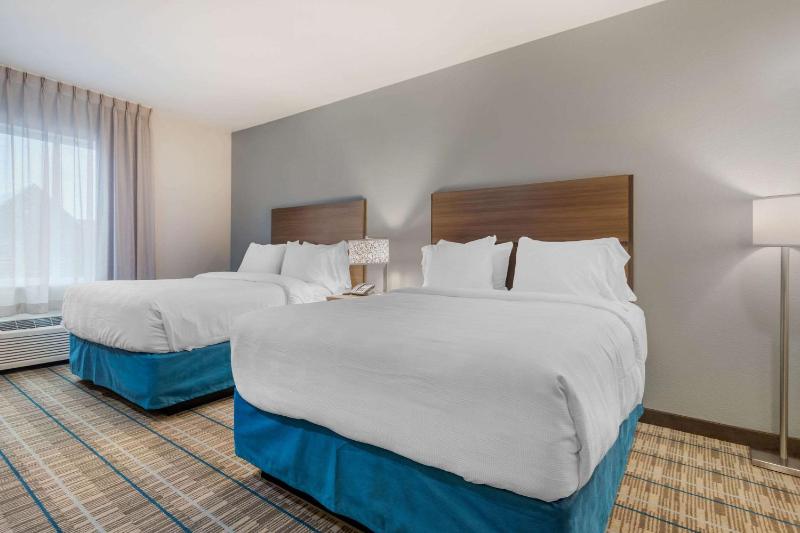 Queen Room with Two Queen Beds - Non-Smoking image 2
