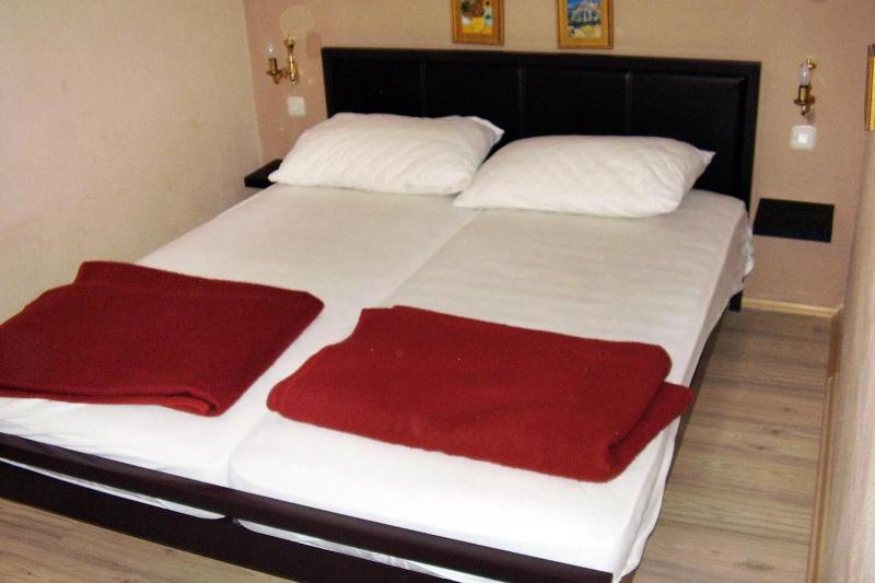 Three-Bedroom Apartment with Terrace and Sea View image 3