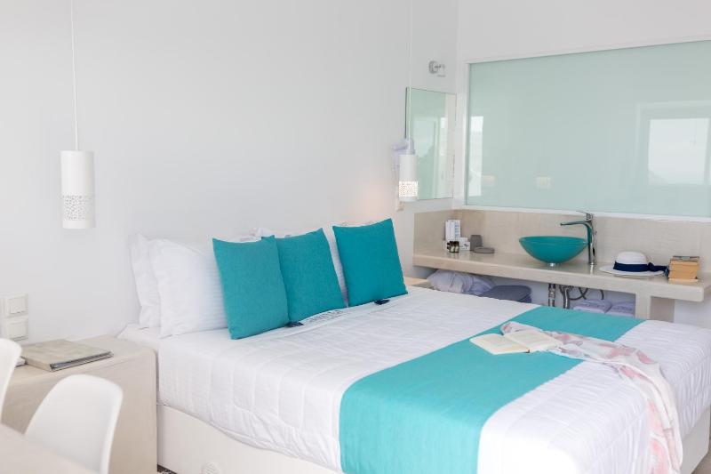 Junior Sky Suite with Hot Tub and Caldera View image 4