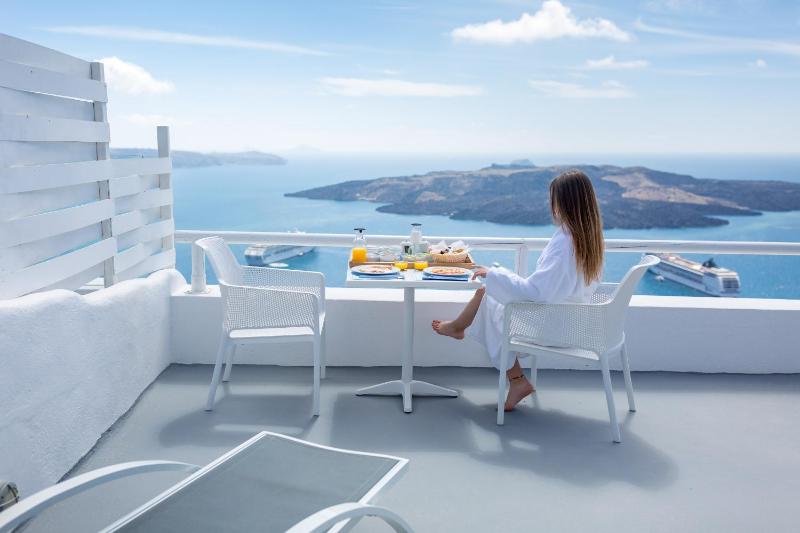 Junior Sky Suite with Hot Tub and Caldera View image 2