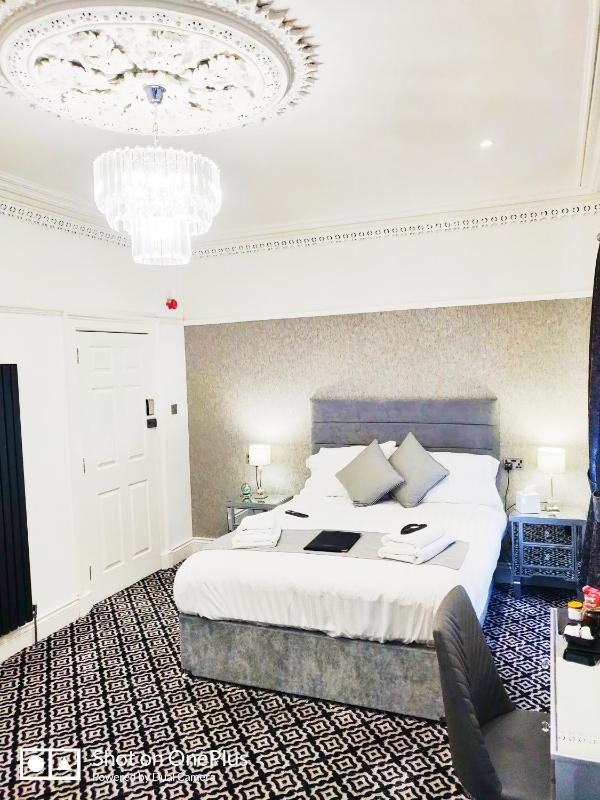 Deluxe Triple Room image 3