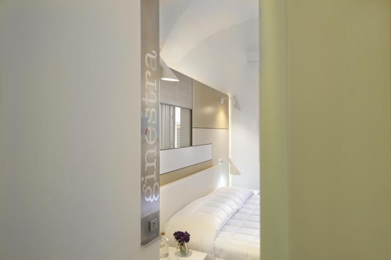 Standard Double Room image 3