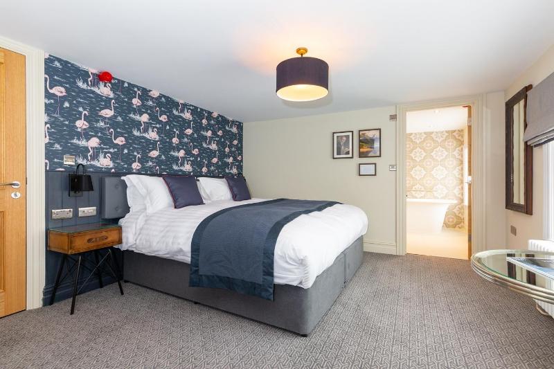Deluxe King Room image 2