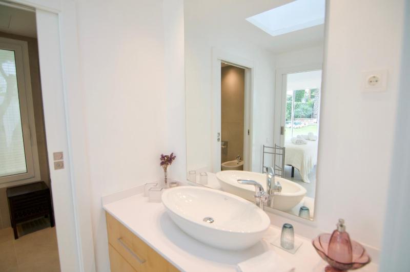 Luxury Beach House - image 5