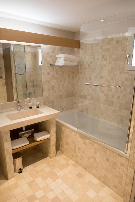 One-Bedroom Apartment - Bastide image 3