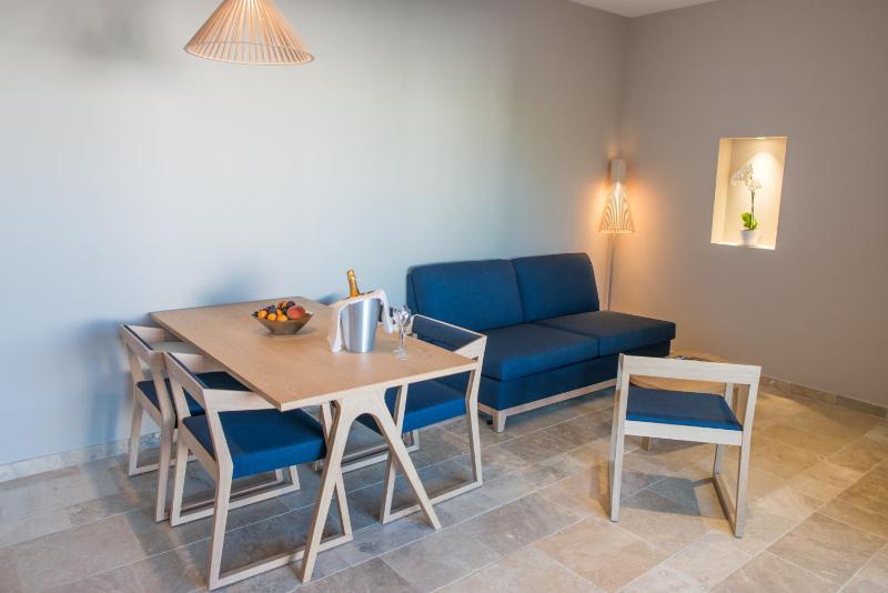One-Bedroom Apartment - Bastide image 4