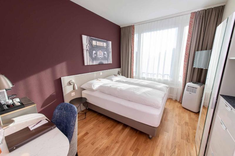 Standard Queen Room image 3