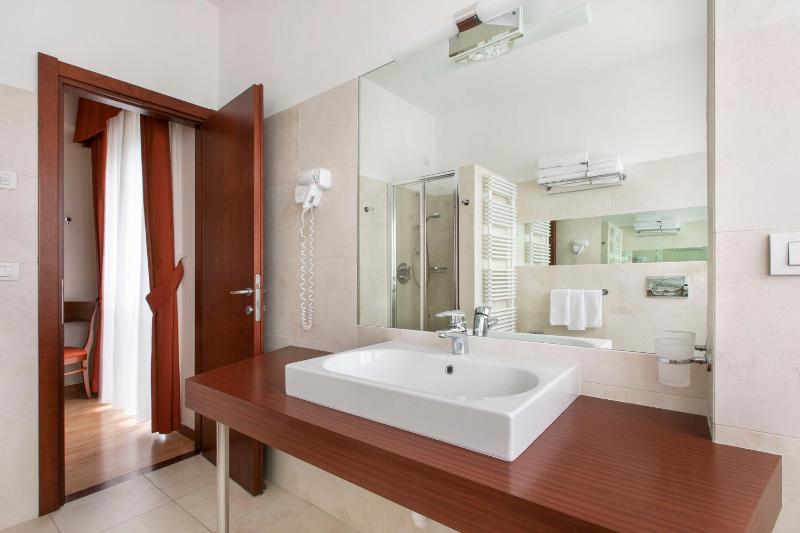 Double or Twin Room image 2