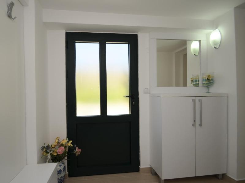 One-Bedroom Apartment with Patio and Sea View image 3