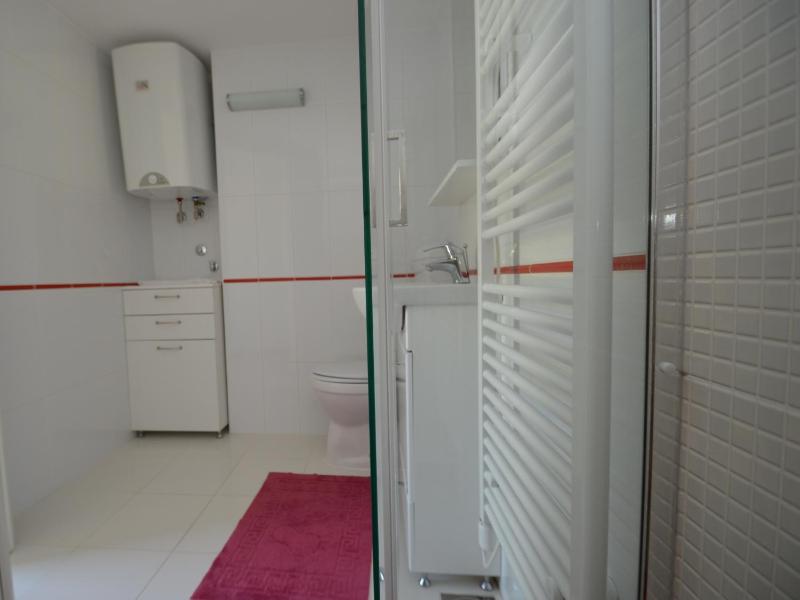 One-Bedroom Apartment with Patio and Sea View image 4