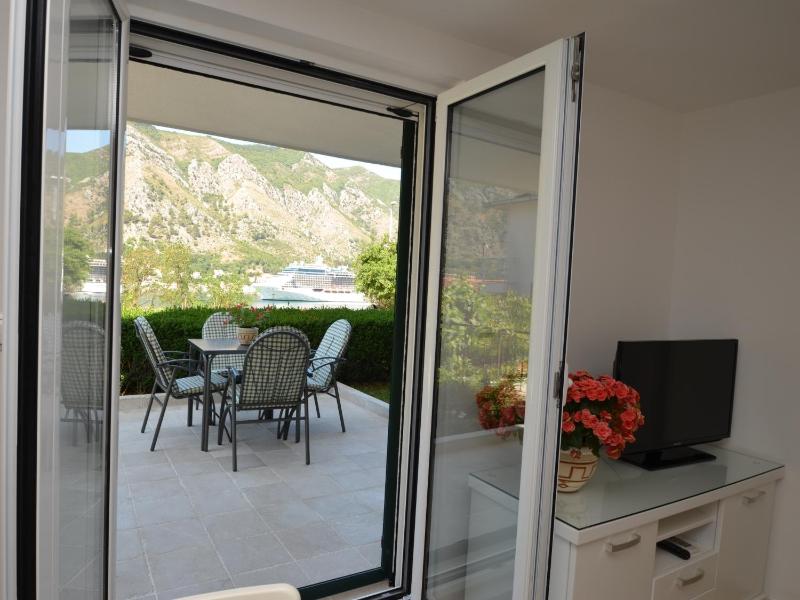 One-Bedroom Apartment with Patio and Sea View image 1