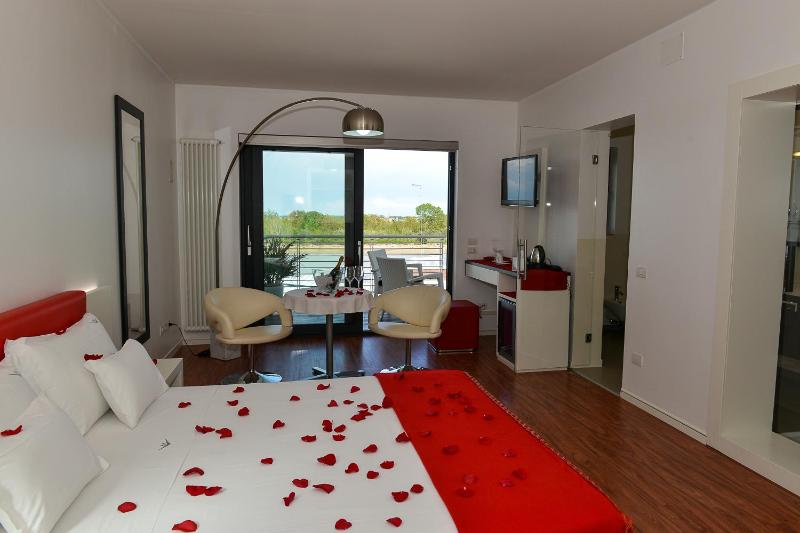 Junior Suite with Terrace image 3