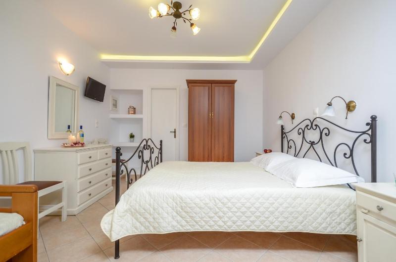 Semi-Basement Studio (3 adults) image 4