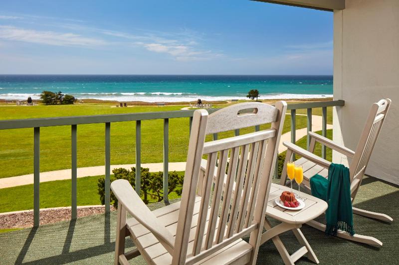 Deluxe King Room with Ocean View and Patio image 3
