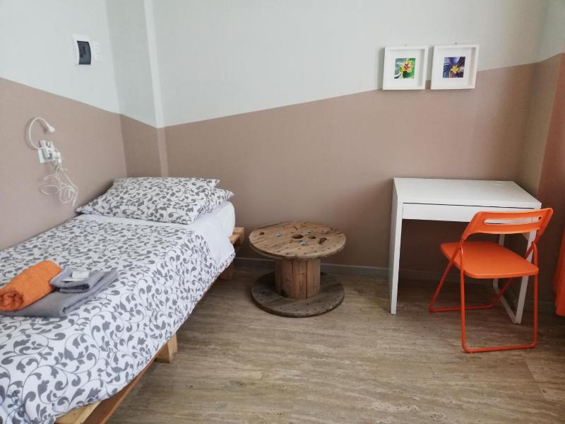 Twin Room with Private External Bathroom image 1