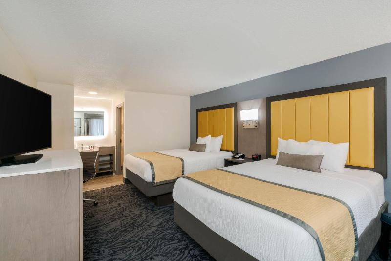 Queen Room with Two Queen Beds - Non-Smoking image 3