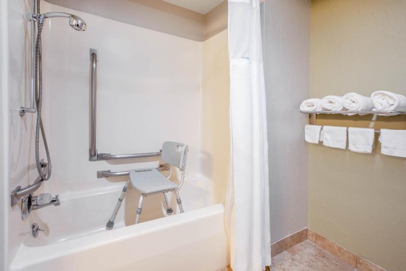 Queen Room - Disability Access/Non-Smoking image 3
