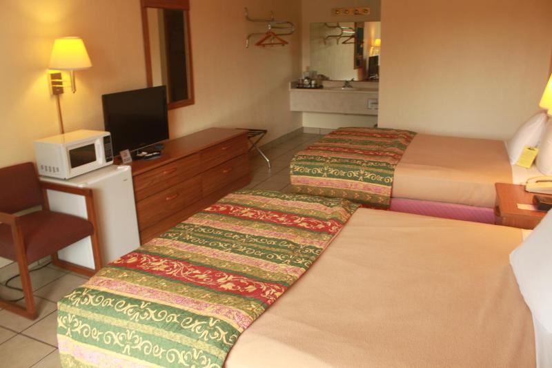 Queen Room with Two Queen Beds - Pet-friendly image 2