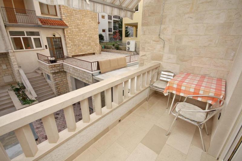 Studio with Balcony image 2