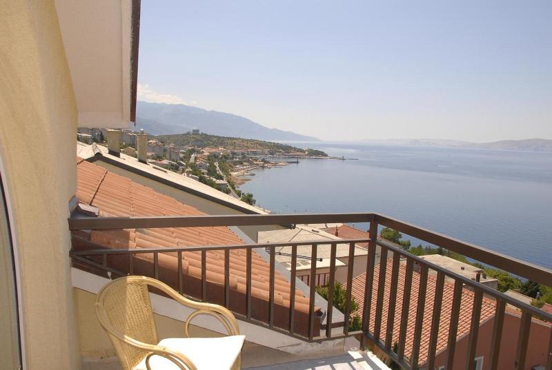 Three-Bedroom Apartment with Balcony and Sea View image 1