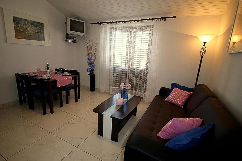 One-Bedroom Apartment with Terrace and Sea View image 3