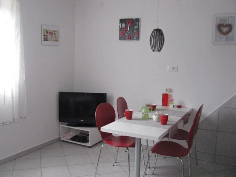 One-Bedroom Apartment image 3