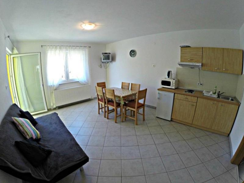 One-Bedroom Apartment with Balcony and Sea View image 3
