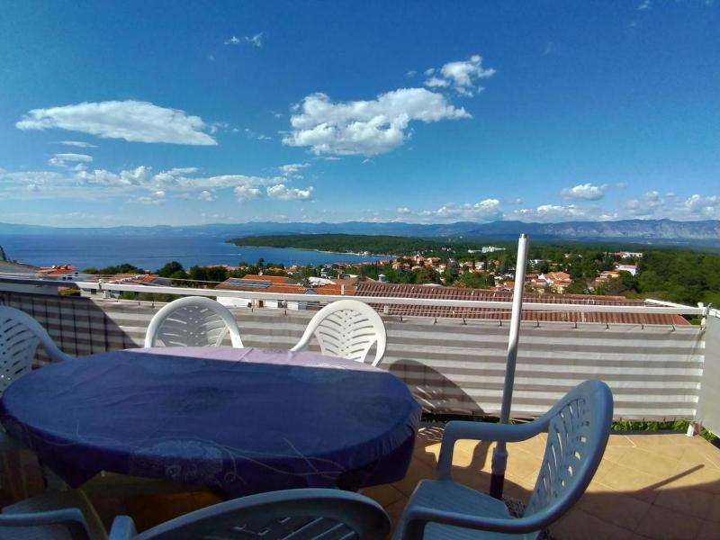 Three-Bedroom Apartment with Terrace and Sea View image 1