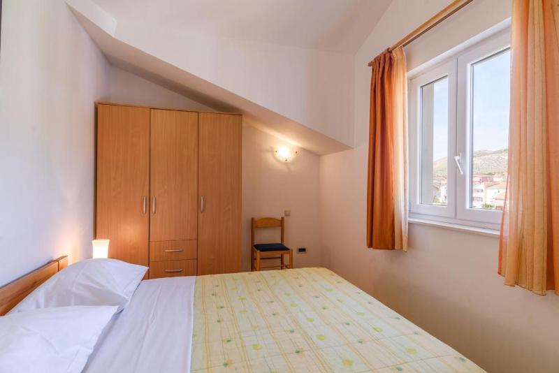 One-Bedroom Apartment with Terrace and Sea View image 1