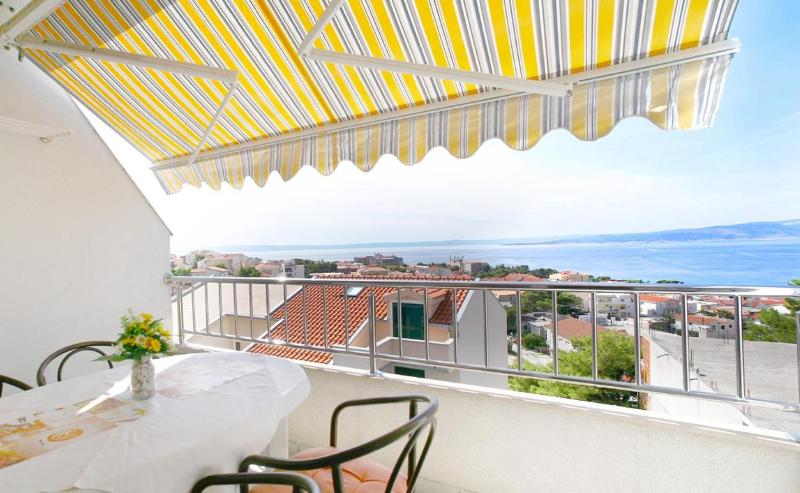 One-Bedroom Apartment with Balcony and Sea View image 2