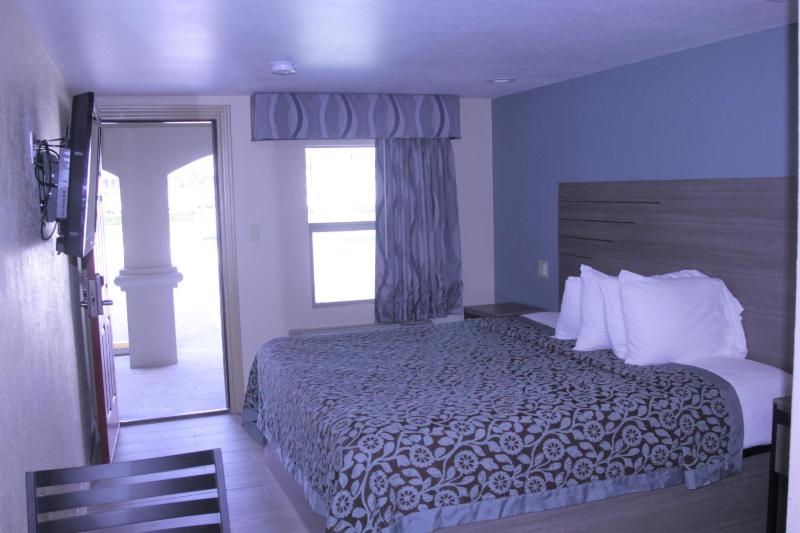 King Room - Non-Smoking image 3