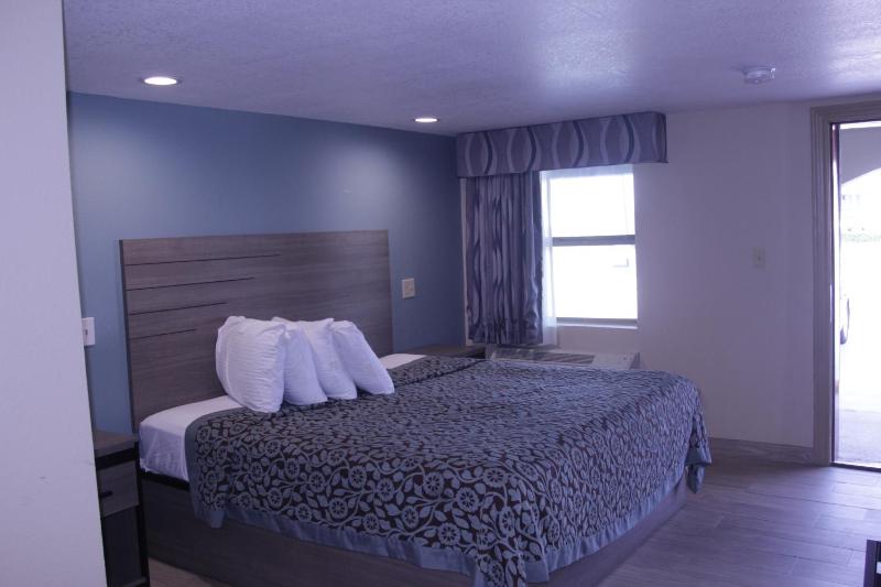 King Room with Kitchen image 2