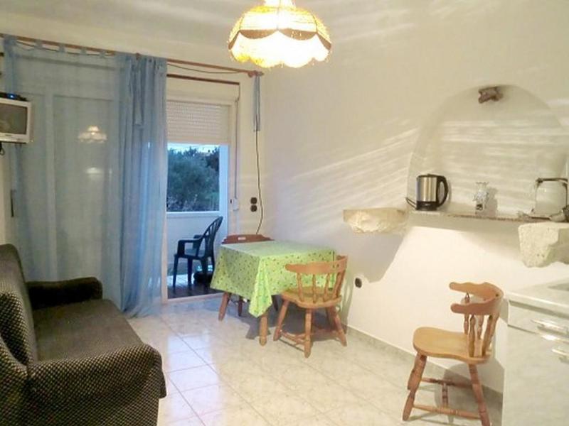 One-Bedroom Apartment with Balcony and Sea View image 1