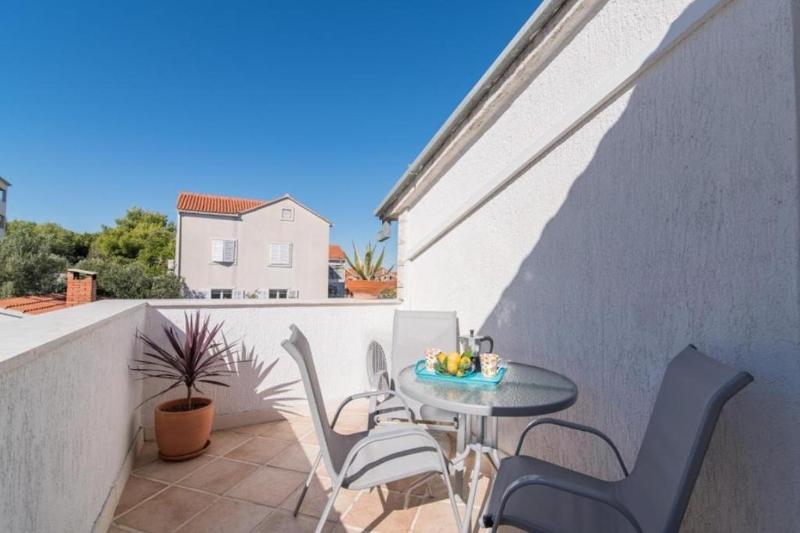 One-Bedroom Apartment with Terrace and Sea View image 1