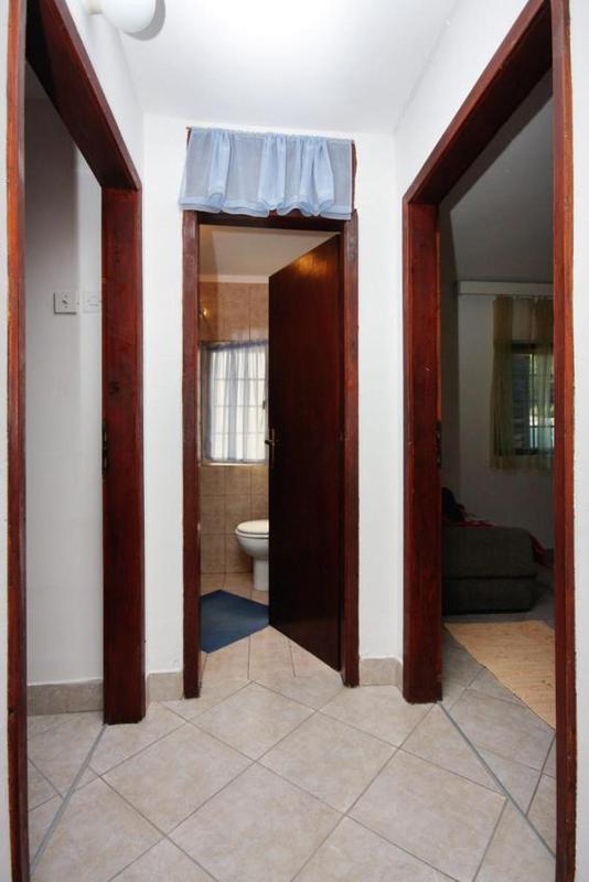 Three-Bedroom Apartment with Terrace and Sea View image 1