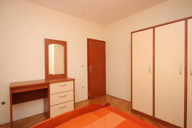 Three-Bedroom Apartment with Terrace and Sea View image 2