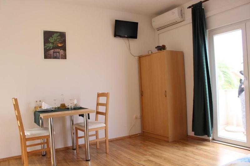 Studio with Balcony and Sea View image 3