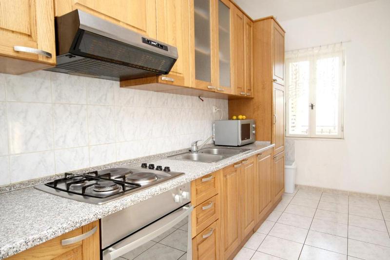 Three-Bedroom Apartment with Balcony and Sea View image 3