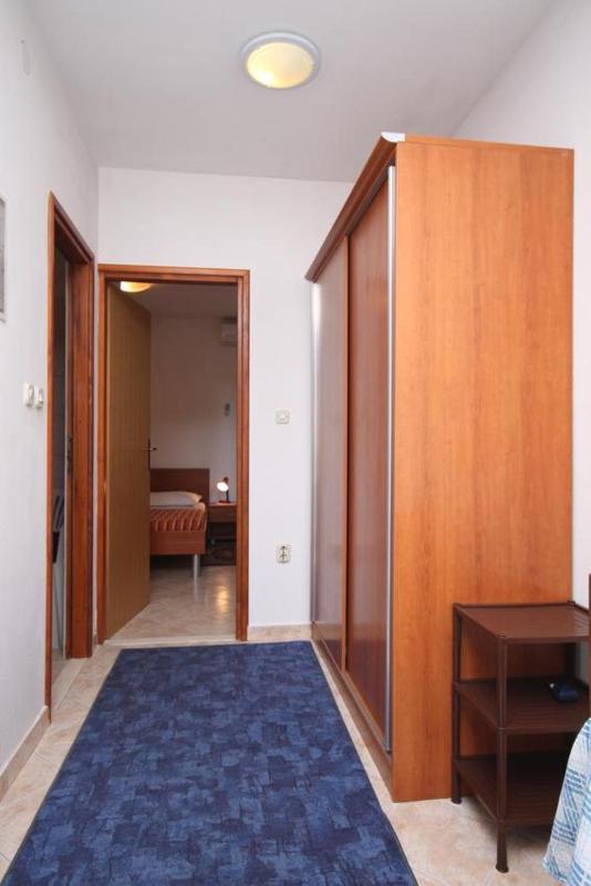 One-Bedroom Apartment with Terrace and Sea View image 3