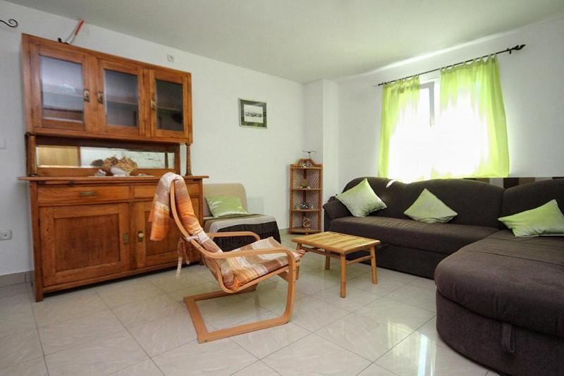 One-Bedroom Apartment with Terrace and Sea View image 3