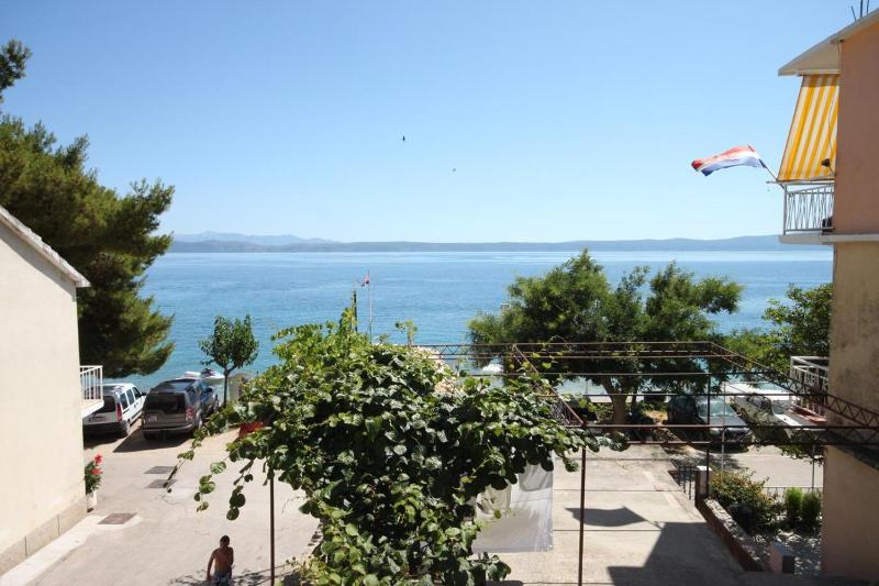 One-Bedroom Apartment with Balcony and Sea View image 1