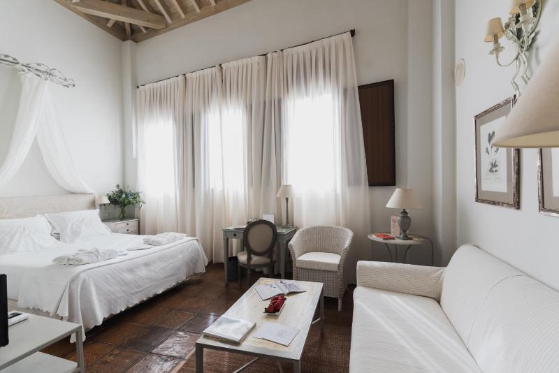 Premium Double Room image 2